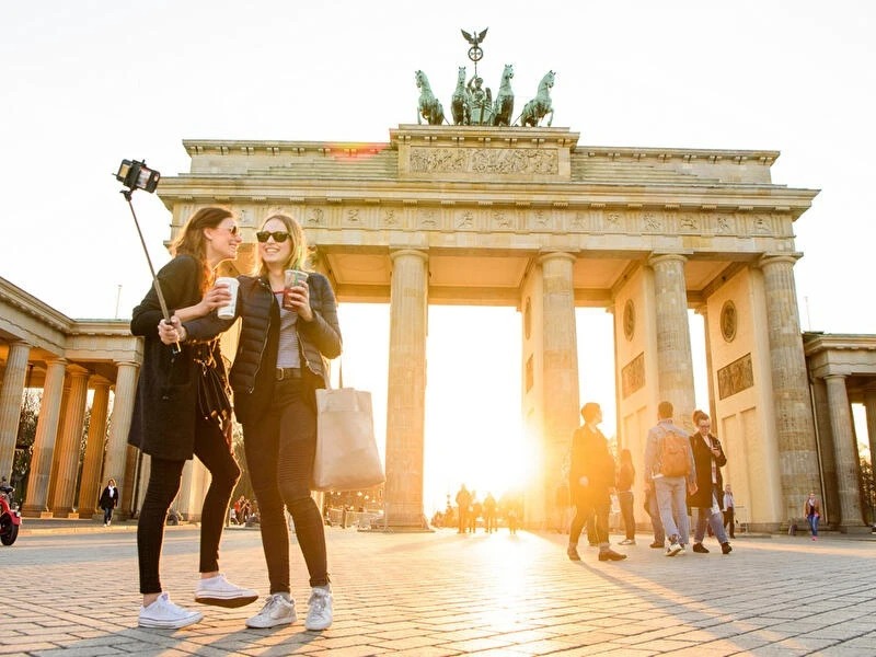 Brandenburg Gate, điểm du lịch hút khách ở Berlin, Đức.