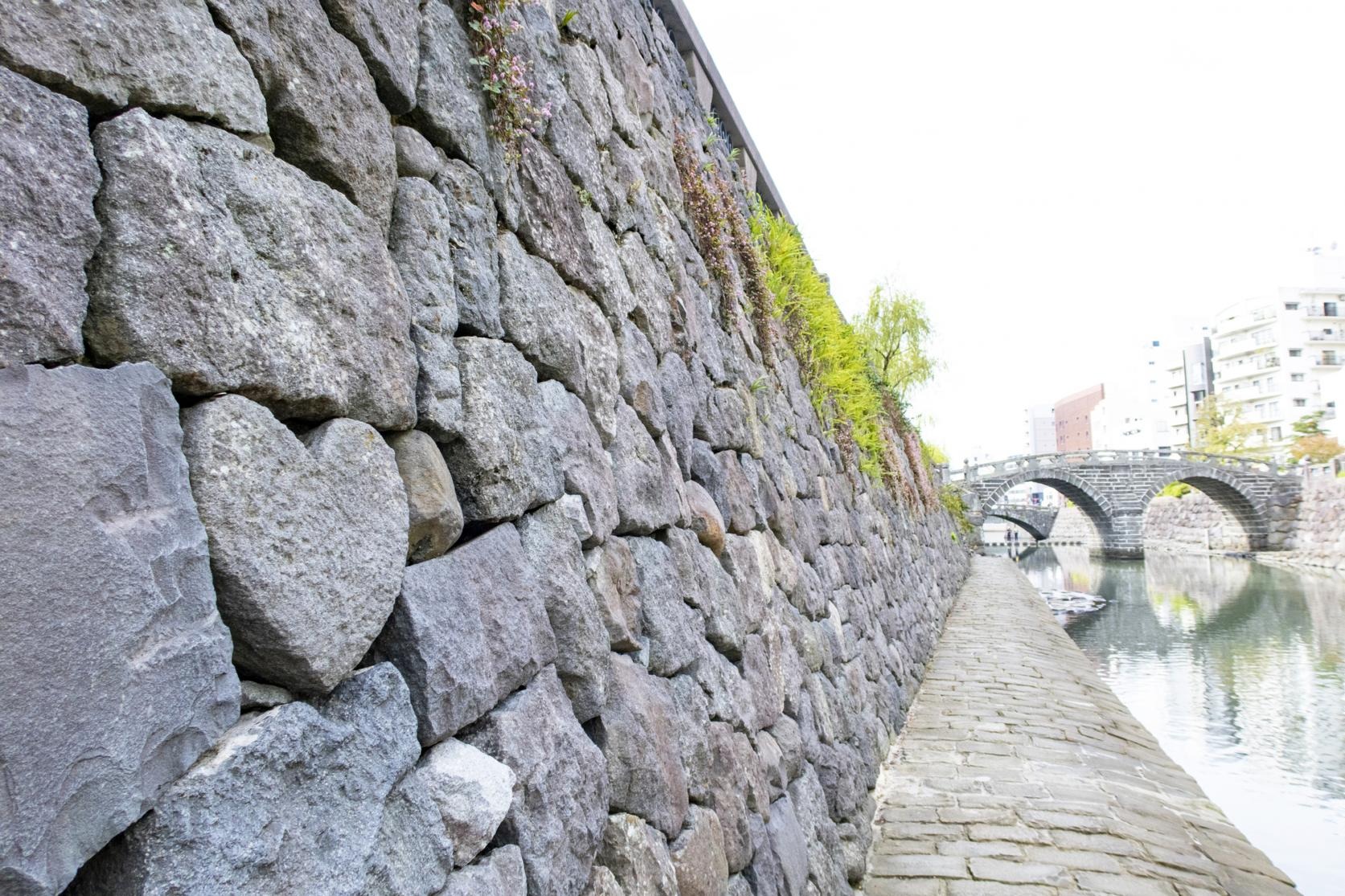 Bức tường dọc theo bờ kè với những viên đá hình trái tim.