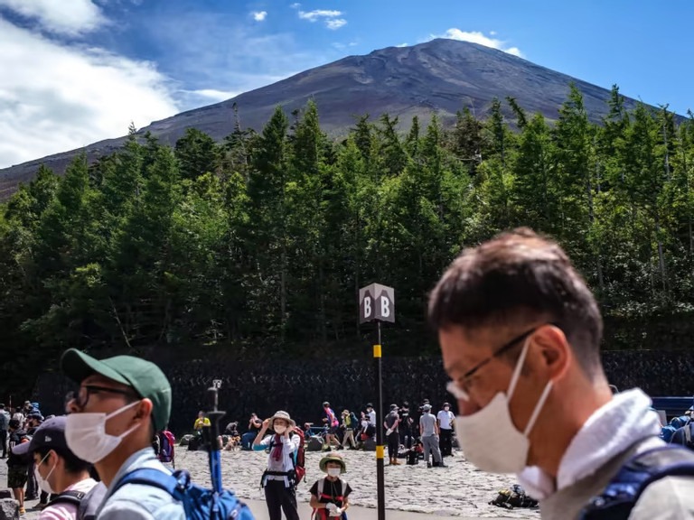 Du khách sẽ phải nộp một khoảng phí để vào một trong những tuyến đường chính dẫn lên núi Phú Sĩ.
