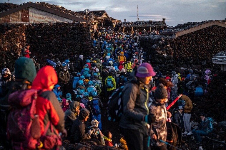 Lượng du khách đổ về núi Phú Sĩ năm 2023 ở mức 'đông chưa từng có'.