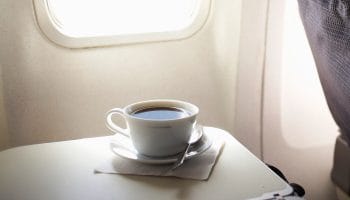 Lý do hành khách cần lưu ý khi gọi trà và cà phê trên máy bay?