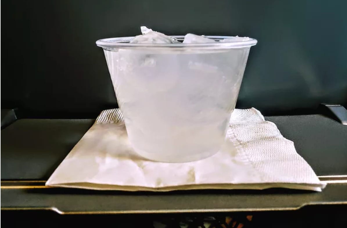 Tại sao gọi nước lạnh trên máy bay có thể không tốt cho sức khỏe?