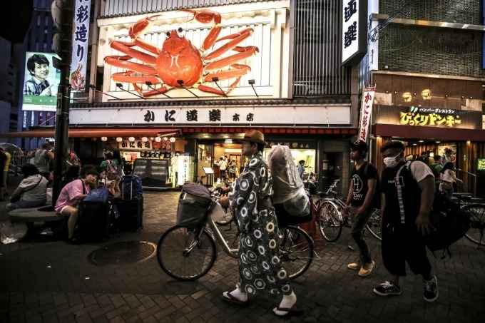 Dotonbori nổi tiếng với những biển hiệu đèn neon. 